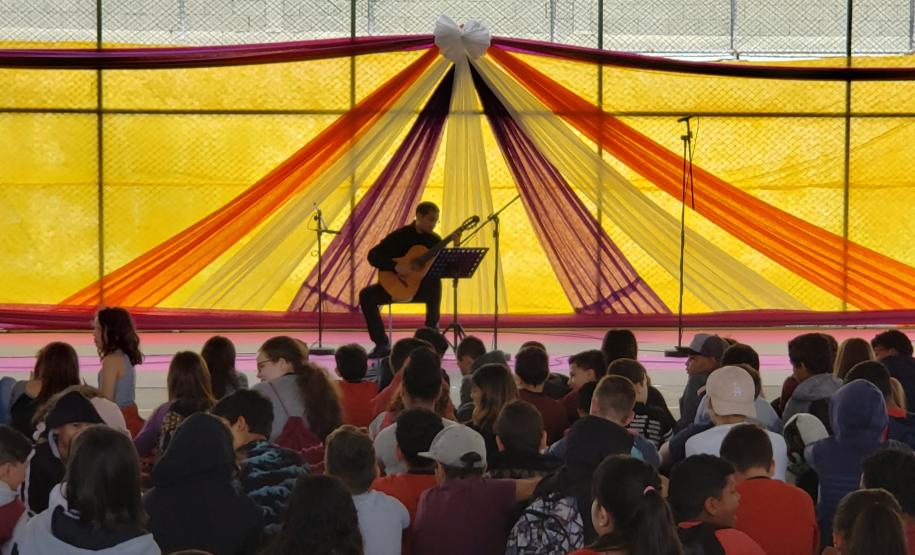MUSICARTE: Colégio Guatupê realiza a 1ª Amostra Cultural do Programa da Escola de Arte Itinerante: Igualando Talentos na Desigualdade, com apresentações musicais e exposição artística MUSICARTE: Colégio Guatupê realiza a 1ª Amostra Cultural do Programa da Escola de Arte Itinerante: Igualando Talentos na Desigualdade, com apresentações musicais e exposição artística